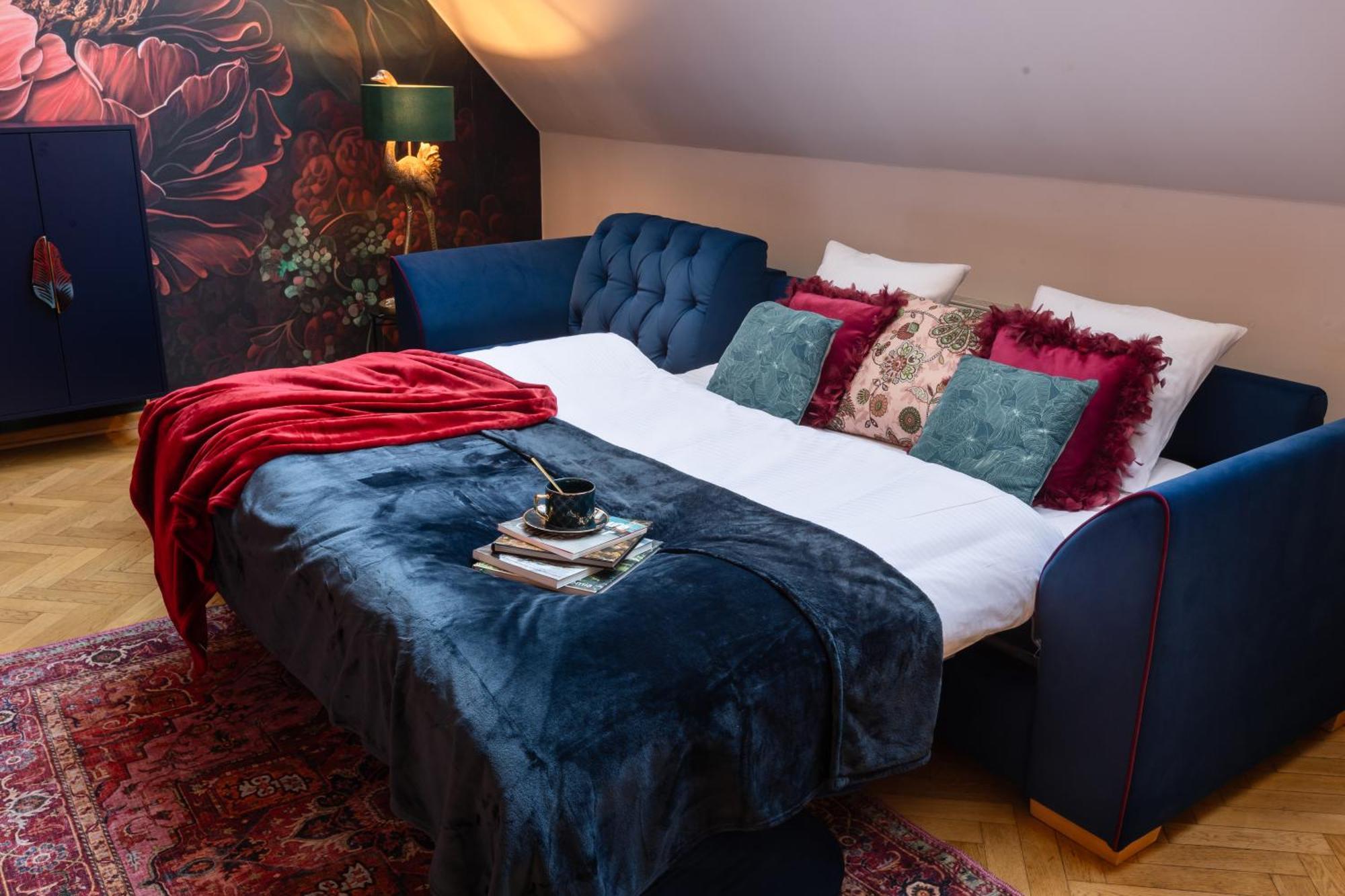 Decadent Art Deco Balcony Apartment In Old Town Lägenhet