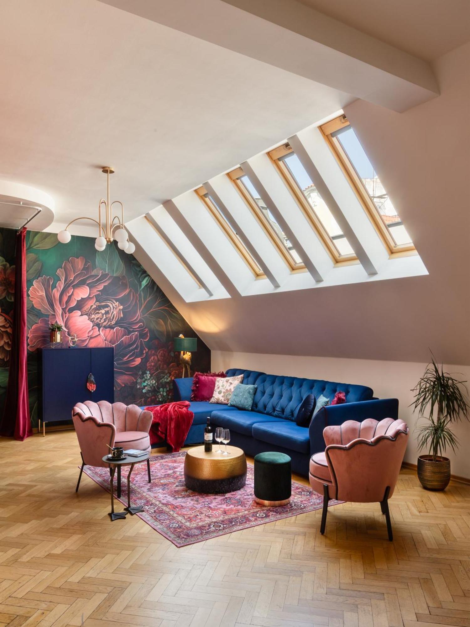 Decadent Art Deco Balcony Apartment In Old Town Lägenhet *